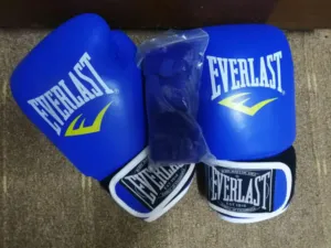 كيس ملاكمه مع قفازاته بسعر ممتاز و جوده عاليه (زي الجديد)
