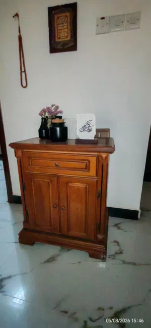 طاولة جانبية بأدراج
