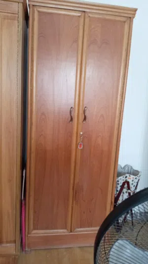 يتوفر لدينا كنتور 2باب وكاونتر يحتوي على سنك  وميز طعام خشبي اصلي معاه 4 كراسي