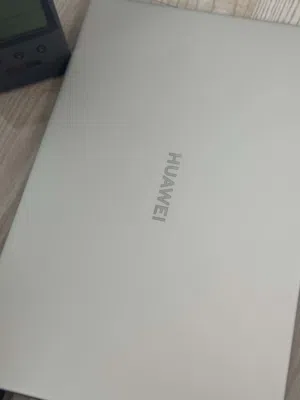 Huawei MateBook D 15، يتميز بهيكل فضي أنيق ونحيف وشاشة مقاس 15.6 بوصة. يعمل بمعالج Intel Core i3