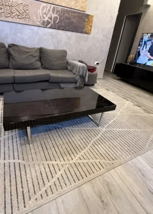 طاولة تلفزيون مع طاولة وسط
