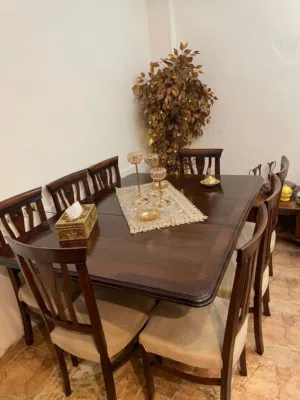 طاولة سفرة بحالة ممتازة