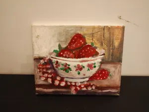 الصحن الفراوله الذيذه التي الوضع على الوعاء المزدهر والفوطه الذي نقشها جميل التي تغير عن الحماس وال