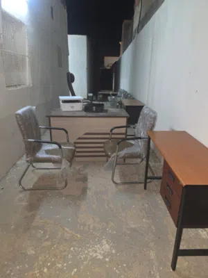 اثاث مكتبي نظيف جدا على الشرط