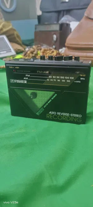 مشغل كاسيت وراديو محمول (Walkman) أنيق ونادر من Fisher اليابانية