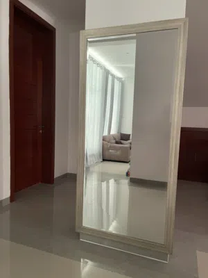 مرايا كبيرة الحجم من mhoes r us  السعر 20 ريال