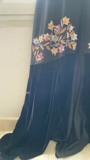 عباية لون اسود قطعتين قماش ندى وقماش مخمل اسفل مع نقشه جميله انيقه باللبس مستعمل لمرتين جديده