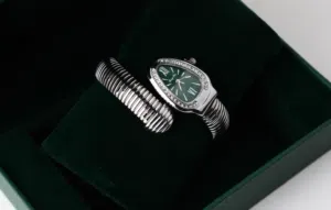 ساعة الحية توفرت مصنعة بأعلى المواصفات والمقاييس العالمية كفالة : 12 شهر على الماكينة