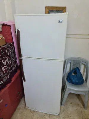 ثلاجة LG  تعمل بحالة جيدة  فريزر جيد بحجم 200 لتر  6 ادراج