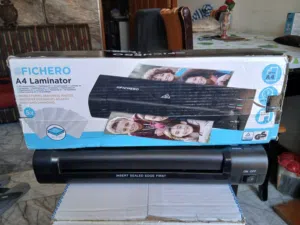 منتج هو جهاز تغليف حراري (Laminator) من العلامة التجارية FICHERO، مخصص لحماية المستندات والأوراق