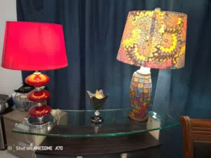 اكسسوارات منزلية  إضاءة و طاولة جانبيه وكراسي
