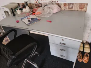 مكتب من ايكيا مع كرسي