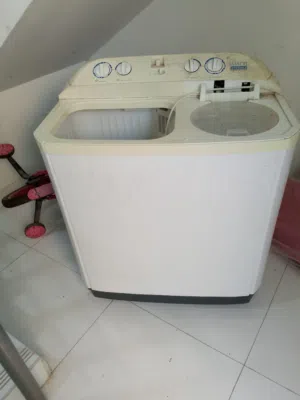 غساله غسيل ملابس نظيفه.