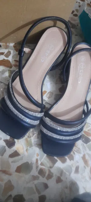 كعب اسود نسائي بقياس 38