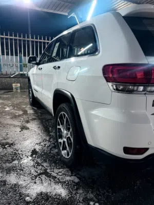 جيب كراند شيروكي لمتد بلاص خليجي موديل 19  وكالة ليث العبيدي رقم بغداد باسمي  السياره مكفوله