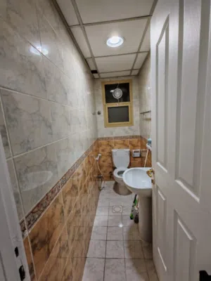 سرير في غرفة ثلاثيه مع برنده