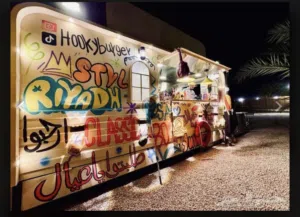 فود ترك كبير للتأجير Food truck for rent