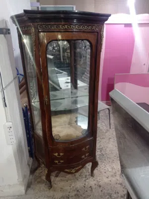 فضيه فيها رف واحد والثاني مفقود