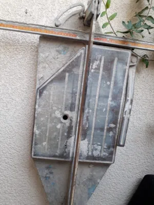 يوجد مقص بلاط غياس 75والثاني مغاس60 الثنين علا50