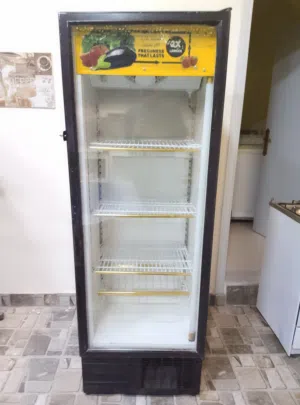 ثلاجة عرض حجم وسط نظيفه جدا