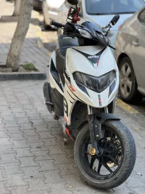 ابريليا 160
