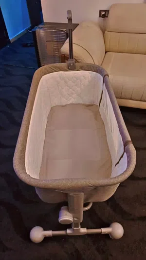 سرير بيبي امريكي بحاله ممتازه نظيف جدا