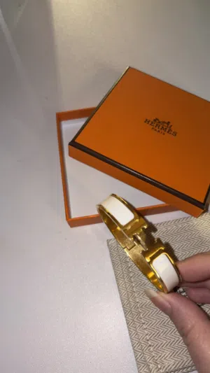 اسوارة Hermès Clic H أصلية أبيض × دهبي مقاس GM بالفول سيت