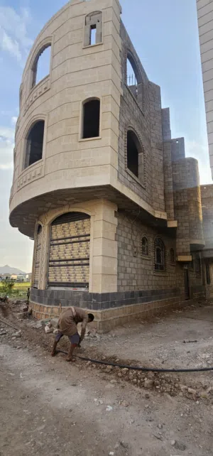عمارة تجارية في صنعاء 3 دور شارعين عظم