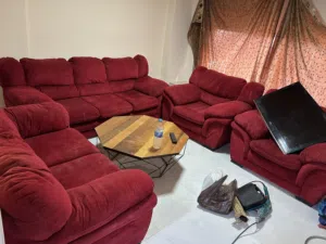 طقم كنب أمريكي ثقيل موجود بالسابع بحاجة لتنظيف اللون خمري كلشي واضح بالصور