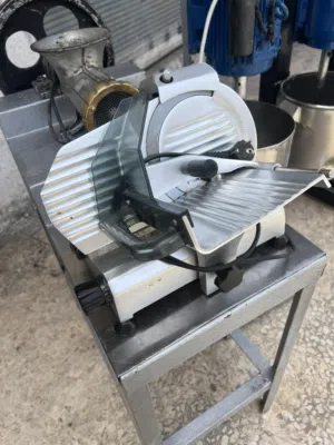ماكينه سنيوره ايطالي بحال الوكاله استخدام بسيط بسعر مغري 75 دينار