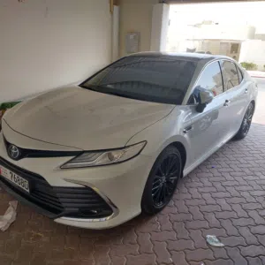 تويوتا كامري موديل 2023 بحاله الوكاله  الفطيم وتم تشيكاتها الوكاله لغاية 85 الف خليجي فتحه بانوراما
