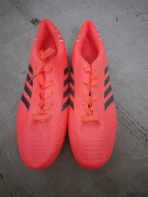 بوت رياضة نظيف غير مستخدم و بسعر مغري