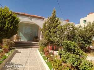 ‏أكثر من 6 غرف ‏.‏ ٤ حمّامات ‏.‏ 300 م٢‏2