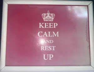 لوحة جدارية تحفيزية Keep Calm and Rest Up – تصميم مودرن بلون زهري مميز