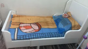 سرير أطفال نظيف جدا مع حمايه شباك
