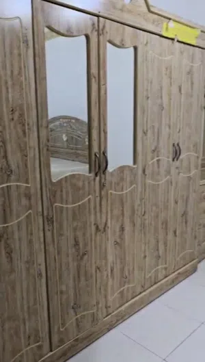 للبيع غرفة نوم بحالة ممتازة سرير  كنغ سايز وكبت 6 أبواب
