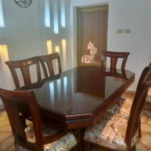 طاولة سفرة بحالة ممتازة
