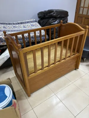 للبيع سرير أطفال بحاله ممتازه خشب بحريني