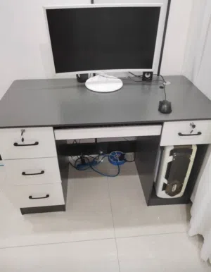 مكتب دراسي مع جوارير واقفال رمادي مساحة عمل واسعة: سطح مكتب كبير *بأبعاد 120*60*75 سم.