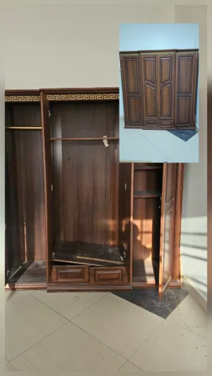 خزانة ملابس مستعملة
