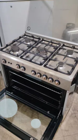 نبيع طباخ ايطالي 5 شعله بحاله ممتازه اشعال ذاتي كامل ليت اضاءه في الفرن حملات ثقيله