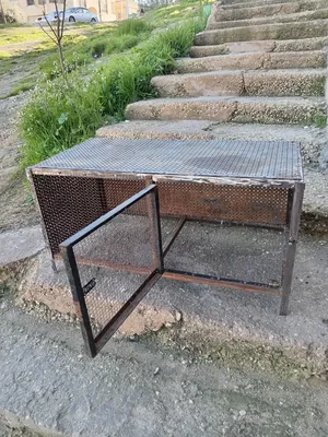 قفص حديد متين وآمن لتربية الحيوانات بحالة جيدة جدا