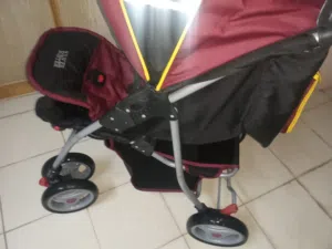 يوجد عربة اطفال بحاله جدا جدا جدا جدا ممتازة شبه جديدة استعمال فترة قصيرة سعر 20 دينار