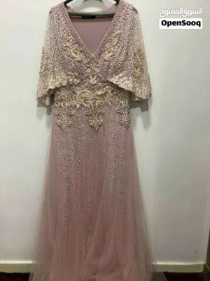 فستان سهرة لون سومو استعمال مرة واحدة مقاس XL لا توجد خدمة توصيل السعر 15 دينار الفستان فخم