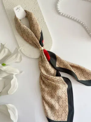 سكارف مميز لطيف وبلون ملفت