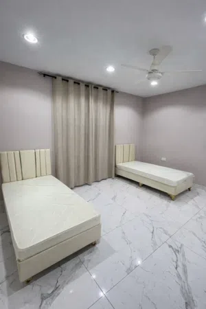 غرفه مع دوره مياه خاصه