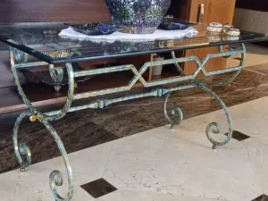 طاولة وسط تحفة