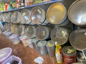 30سطل مع قاعده خشب اصلي مع 16سطل خاص بالتوابل مستلزمات بقوليات وتوابل كامل