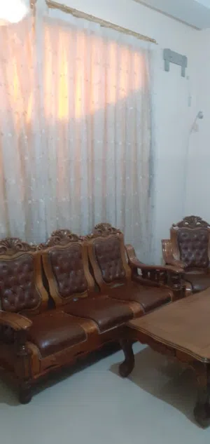 غرفة جلوس خشب مع طاولة