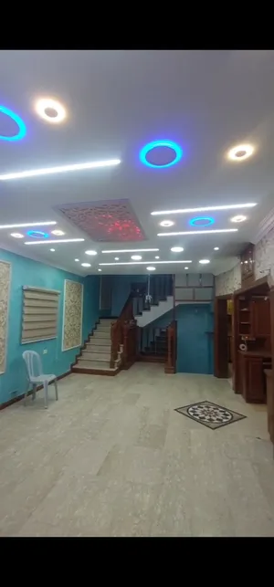 3 Floors . 305 m2 . Landlord0